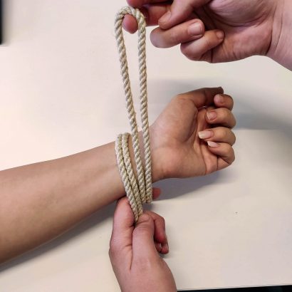 étape 2 : réaliser 2 tours complets de cordes autour du poignet