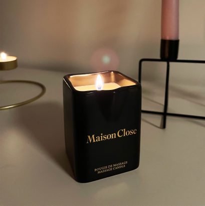 Photo de la bougie de massage à la vanille de la gamme Artisans des Sens de la marque Maison Close, une fois allumée.