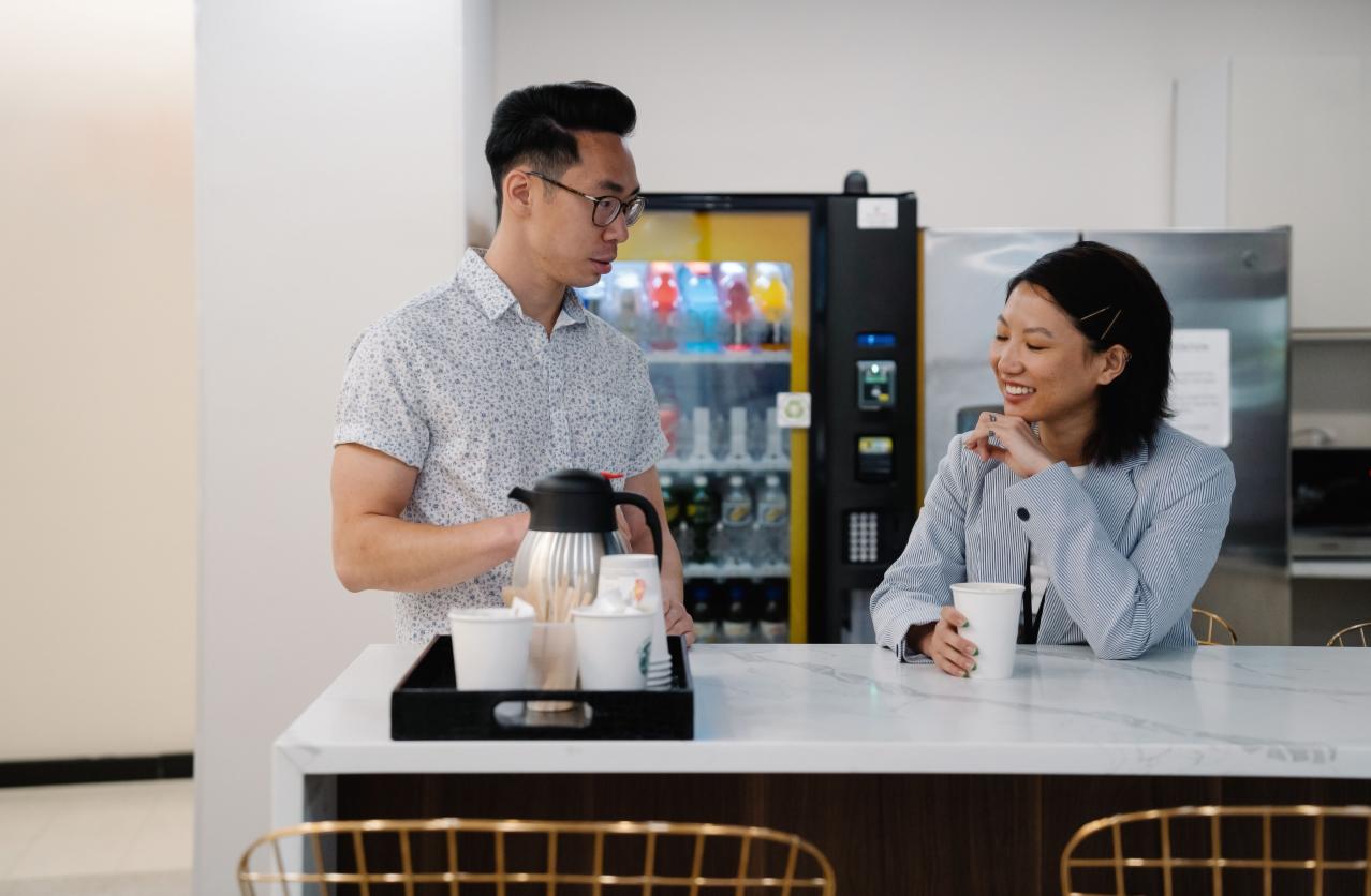 1 homme et 1 femme prennent une pause café ensemble