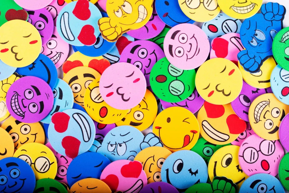 une pile de pogs emojis