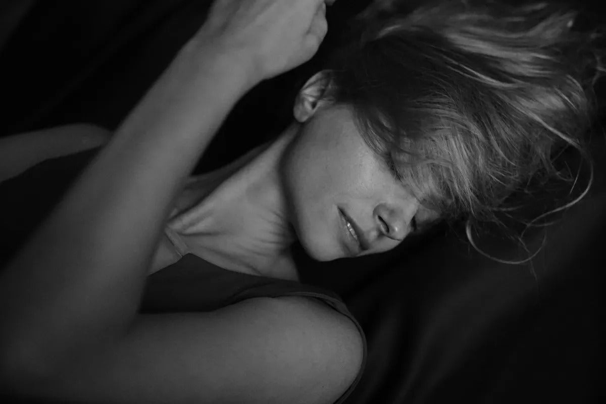 une femme allongée avec ses cheveux qui couvrent son visage