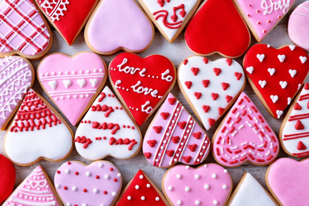 plein de patisseries en forme de coeur