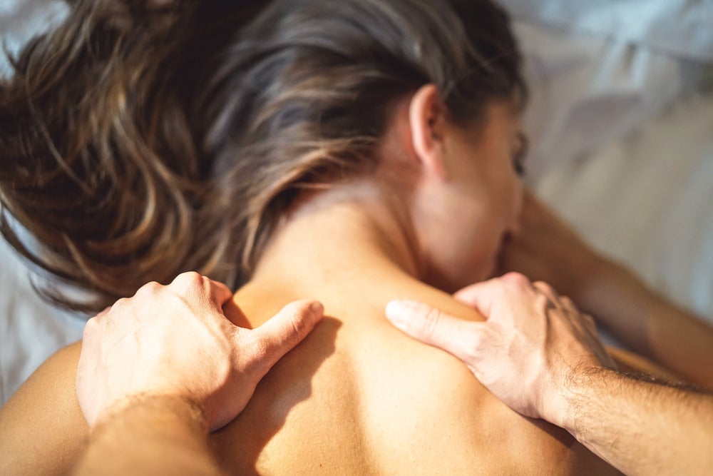 une femme se fait masser