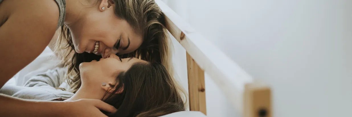 deux femmes qui s'embrassent