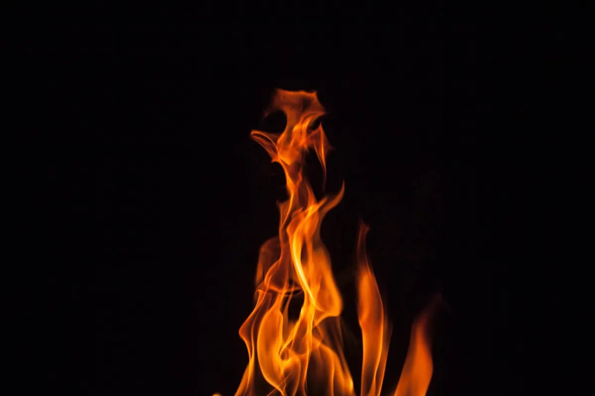 un feu sur fond noir