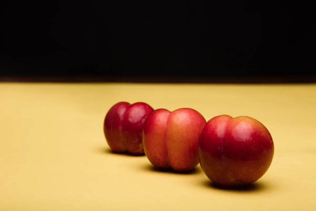 3 fruits alignés qui ressemblent à des fesses