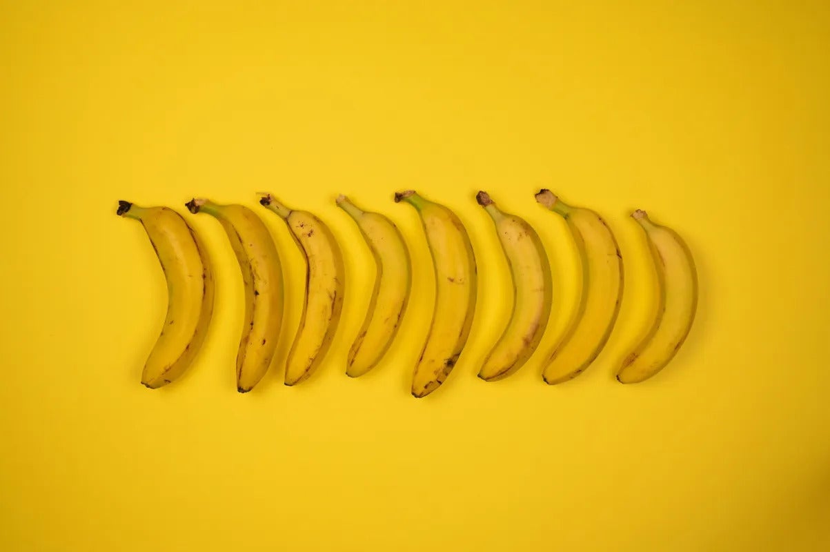 8 bananes disposées l'une derrière l'autre