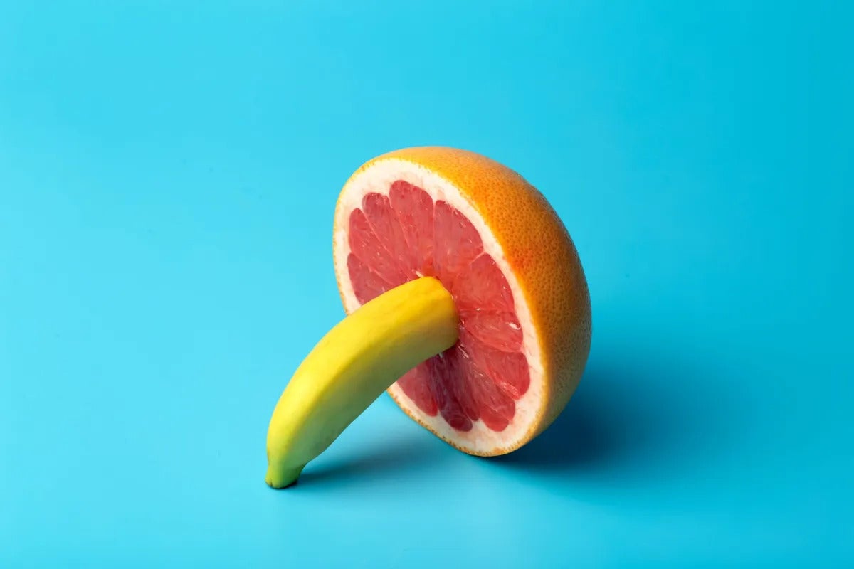 une banane dans un pamplemousse