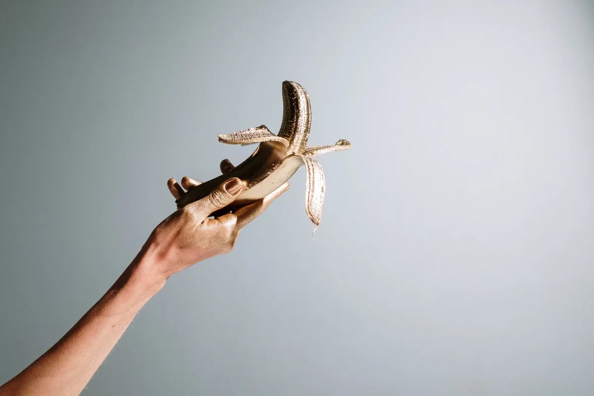 une main qui tient une banane épluchée