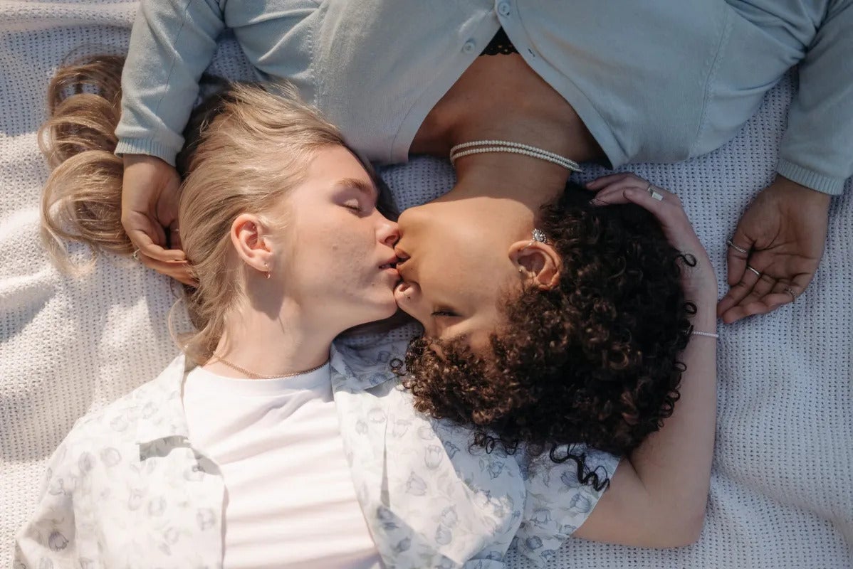 deux femmes qui s'embrassent