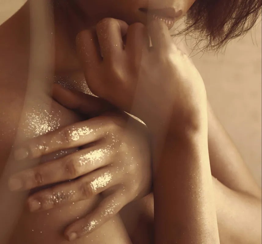 une femme qui se touche l'épaule