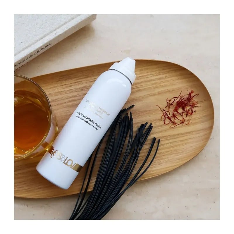 la mousse de massage allongée sur un plateau en bambou 