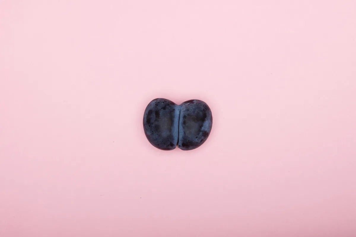zoom sur un fruit dont la forme ressemble fortement à des fesses