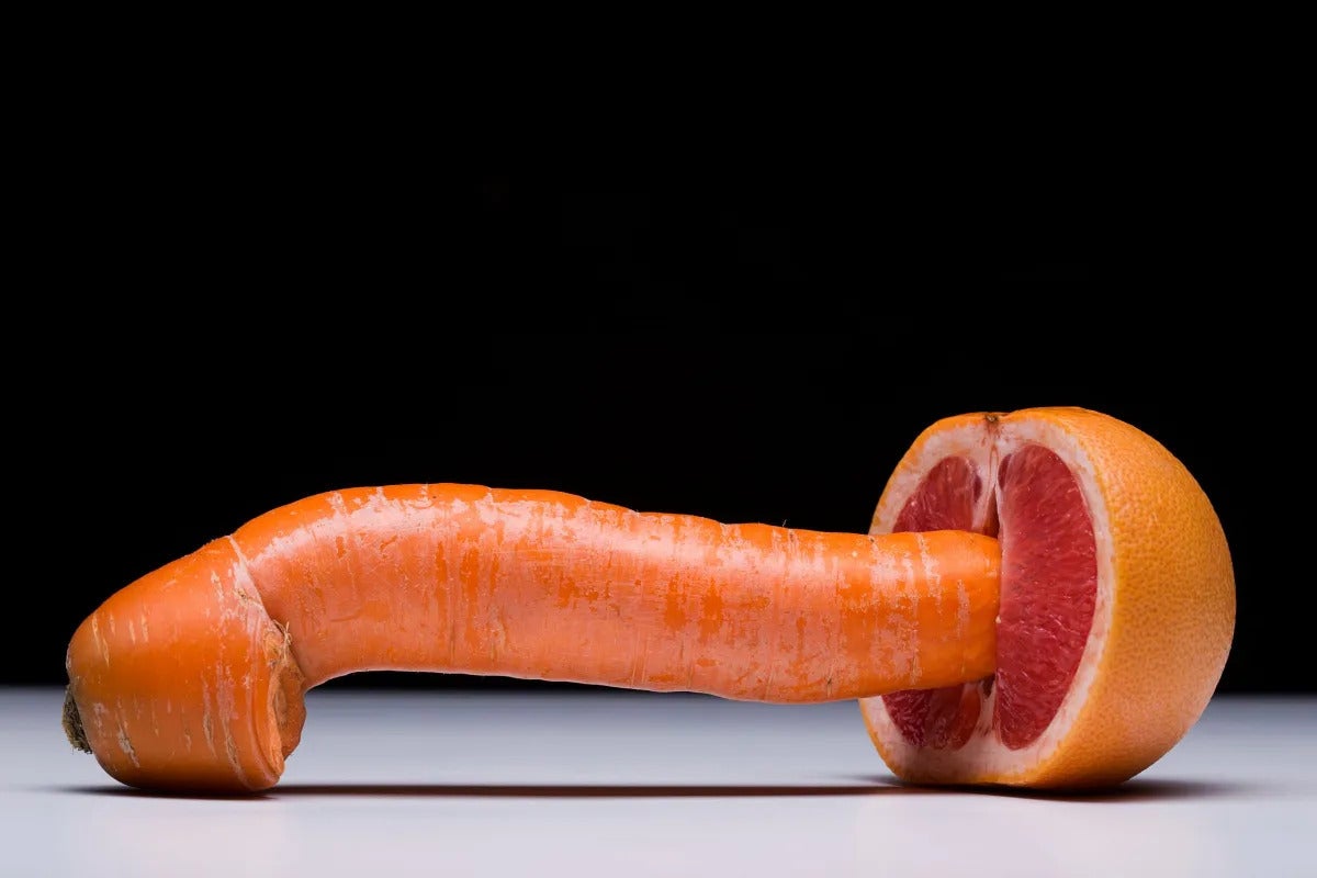 une carotte pénètre dans un pamplemousse