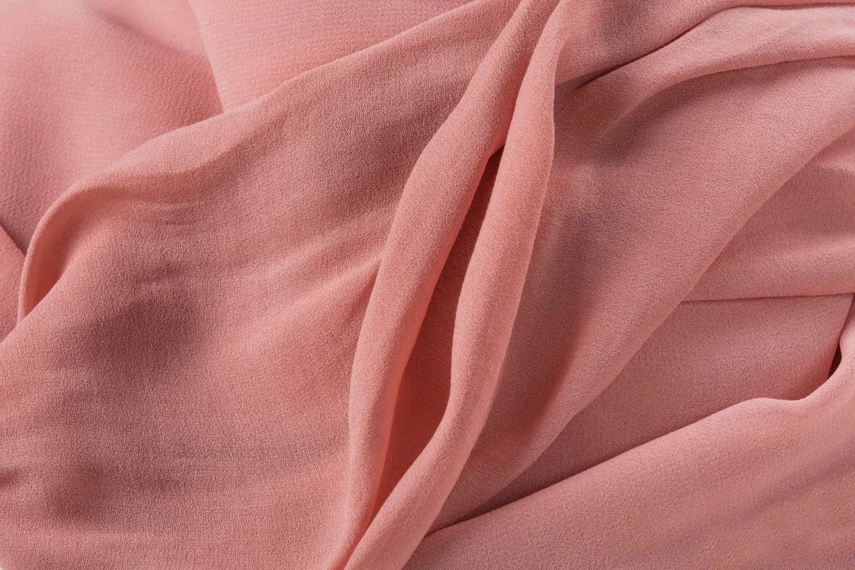 un drap rose plié qui représente un vagin