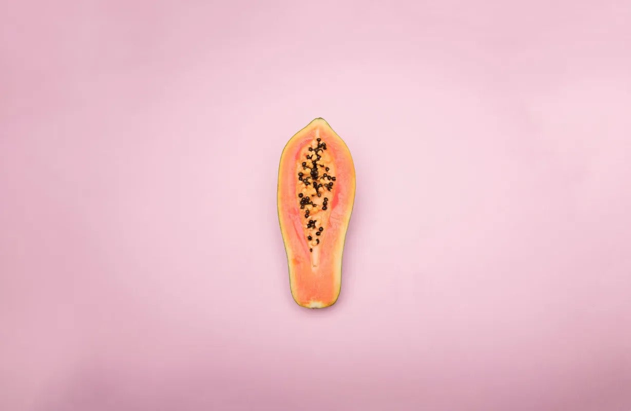 une papaye coupée en deux