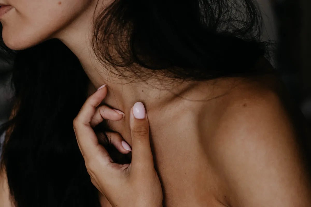 une femme qui se tient son cou