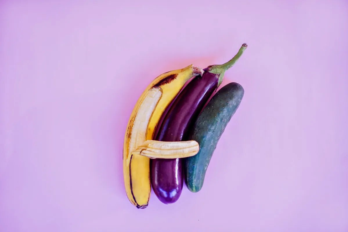 une banane, une aubergine et un cocombre