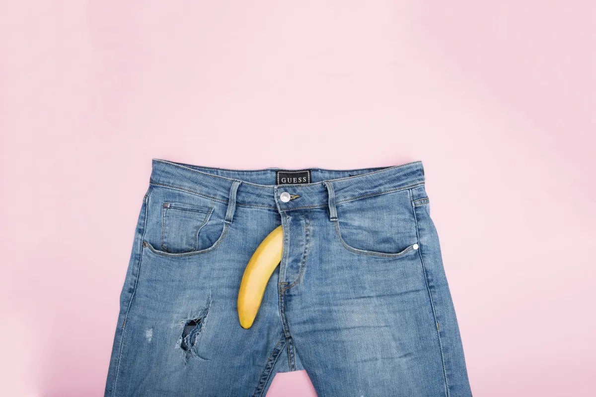 un jean avec une banane dans l'entrejambe