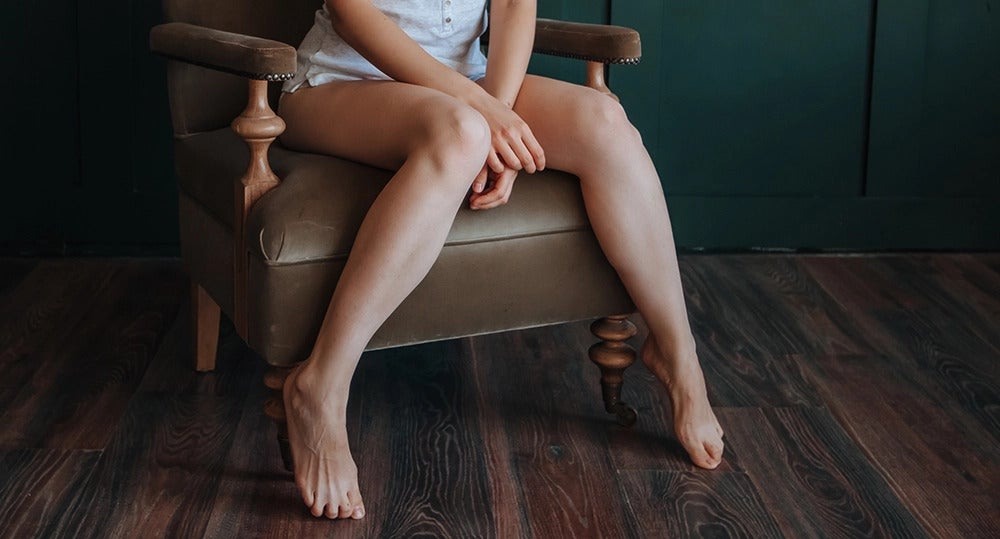 Une femme assise sur un fauteil