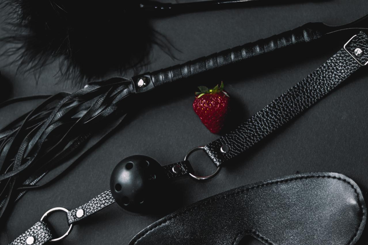 un zoom sur des articles de frappe BDSM