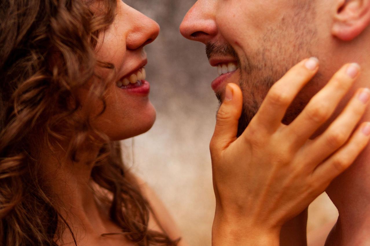 une femme met sa main sur le visage de son homme