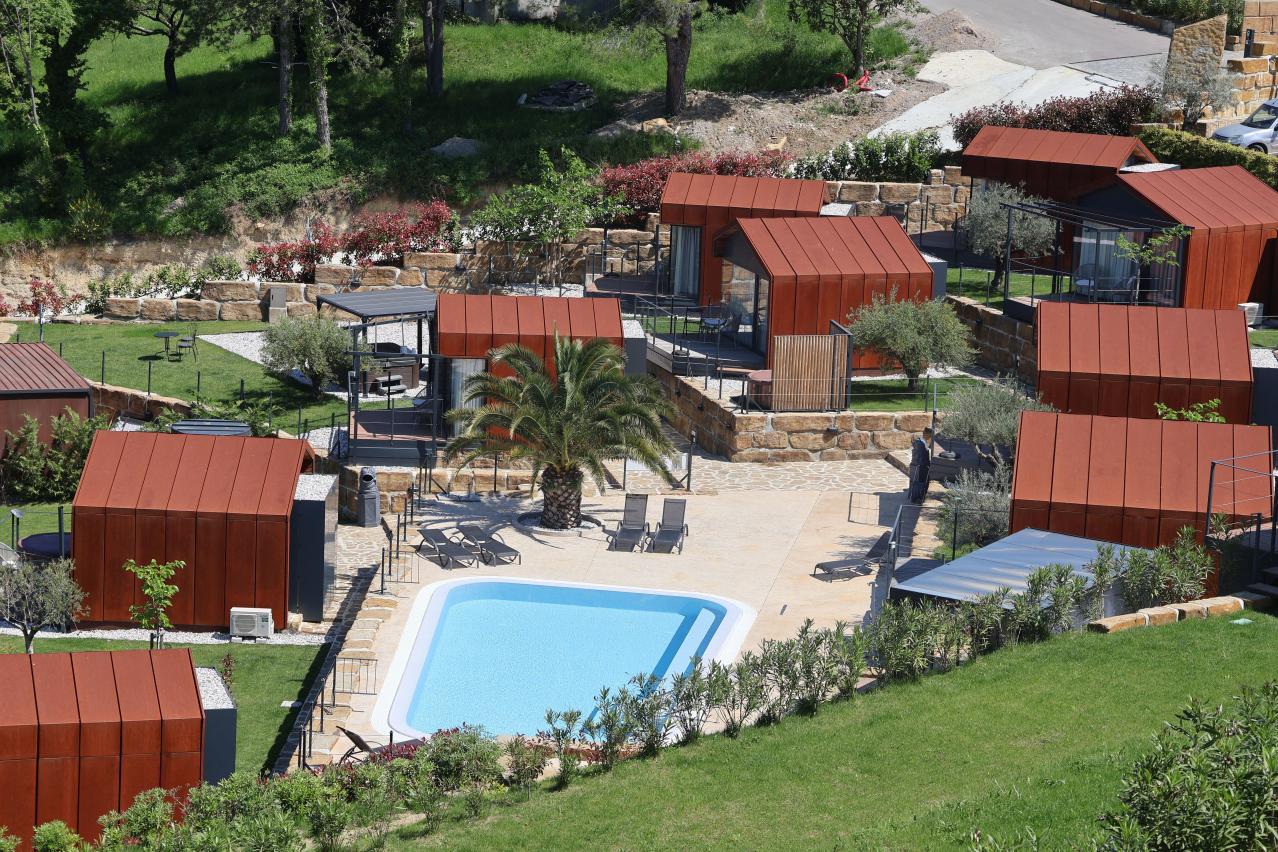 une résidence avec une piscine