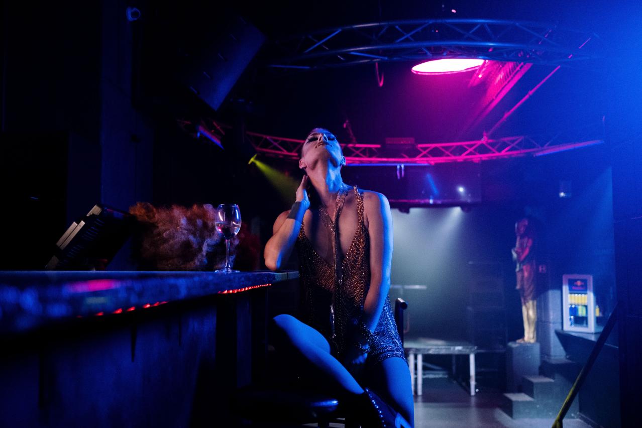 une femme dans un club BDSM