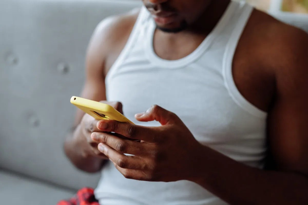 un homme sur son téléphone en train de sexting
