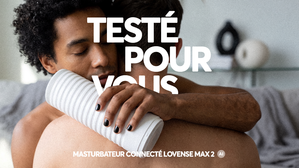un homme enlace un autre homme en tenant son masturbateur dans la main