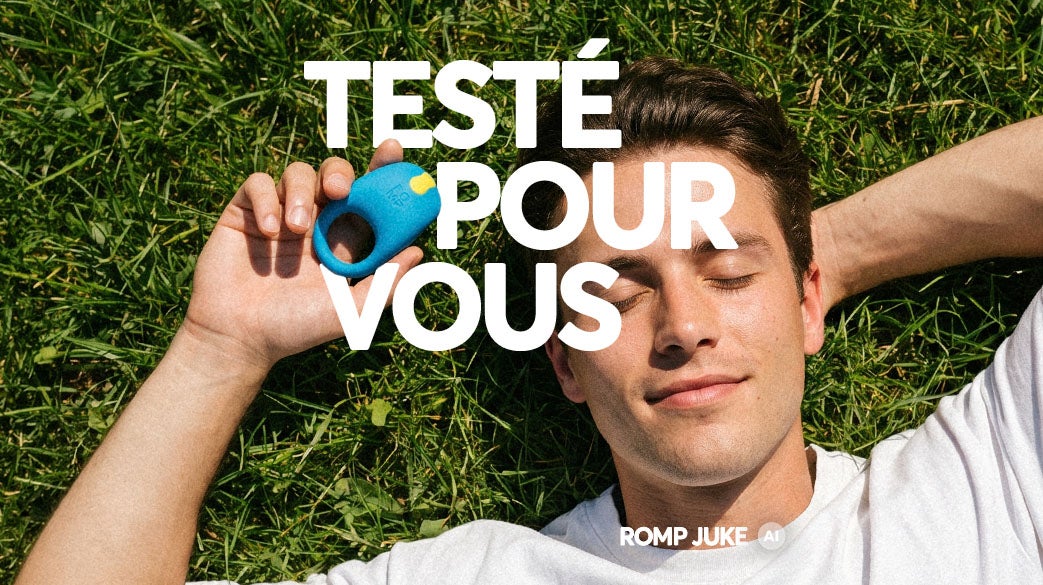 un homme allongé sur l'herbe tenant son romp juke