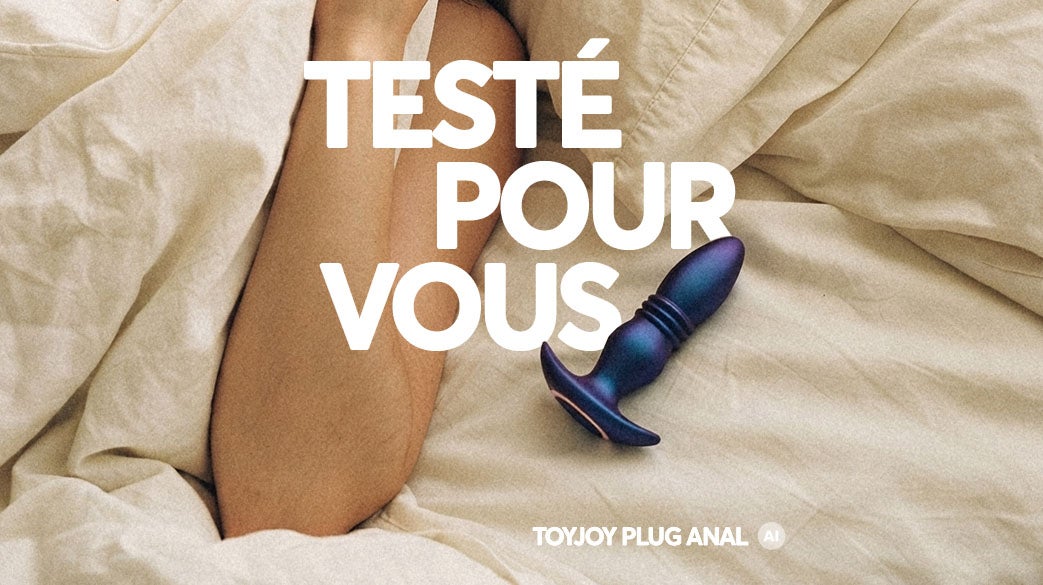 Le plug anal vibrant placé sur le lit à côté de la personne