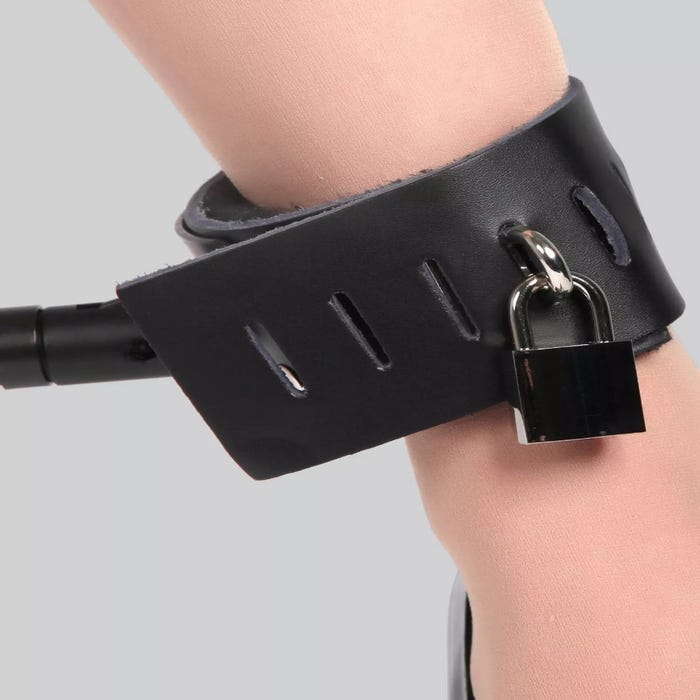 Barre d'écartement et menottes en cuir Expandable