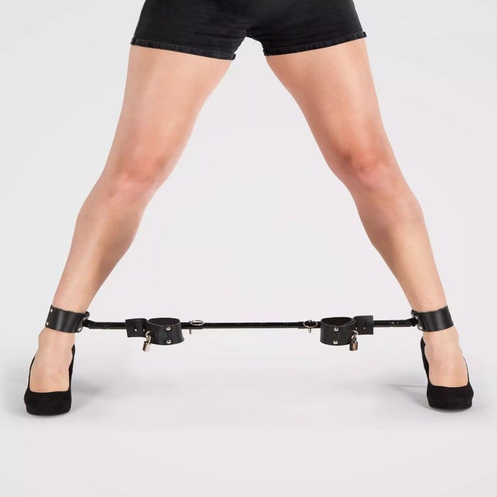 Barre d'écartement ajustable avec menottes en cuir Extreme