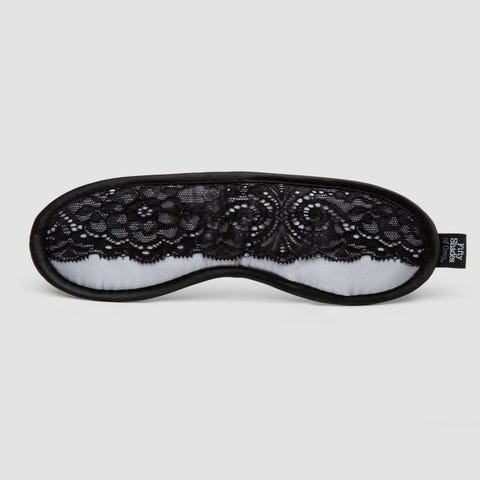 Masque Dentelle et Satin Play Nice
