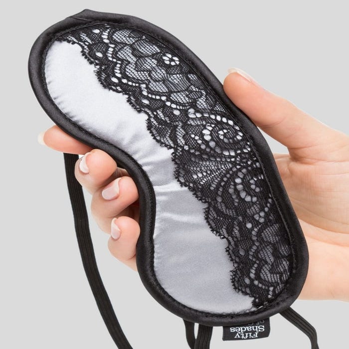 Masque dentelle et satin Play Nice