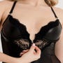 Mini-robe moulante effet cuir noir et dentelle à zip Fierce