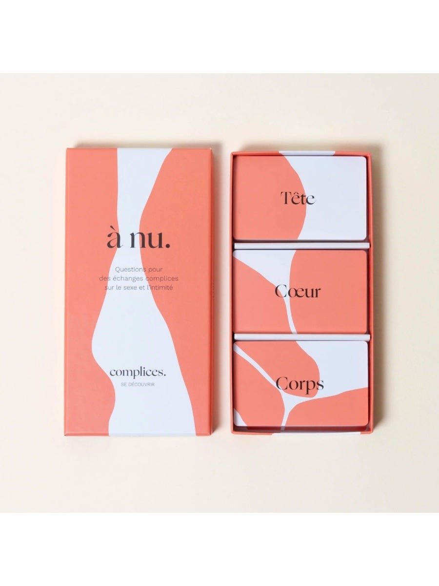 Jeu de cartes pour couple à nu. main product photo