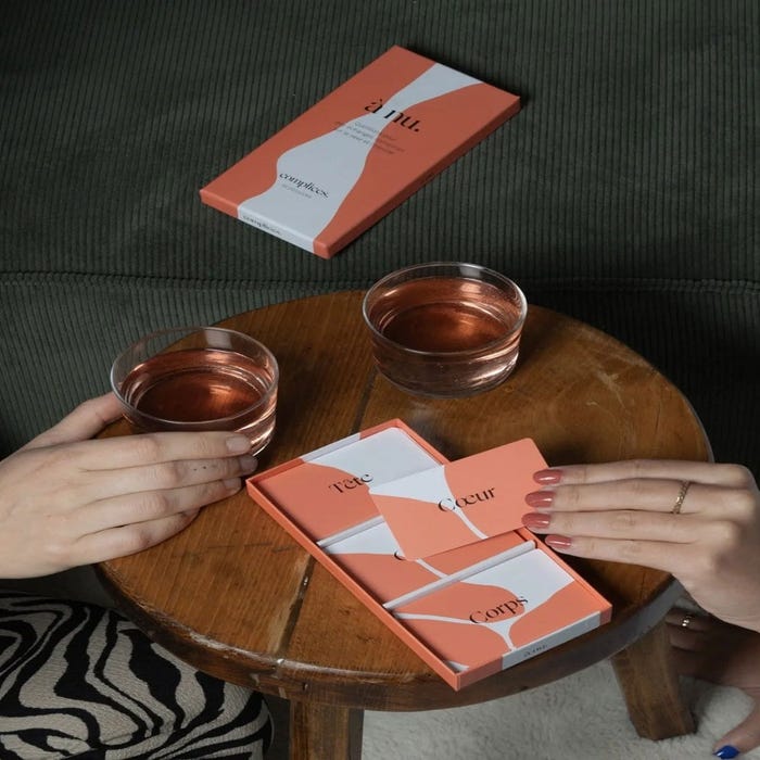 Jeu de cartes pour couple à nu.