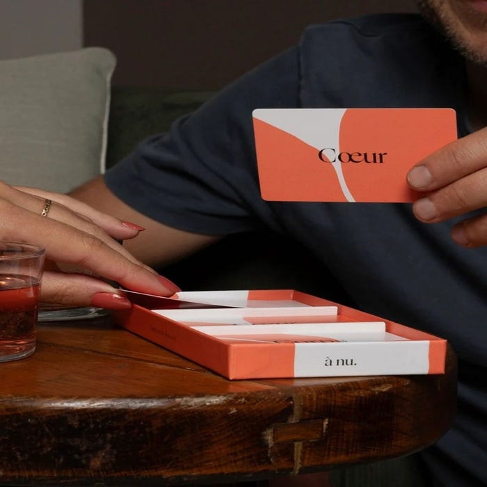 Jeu de cartes pour couple à nu.