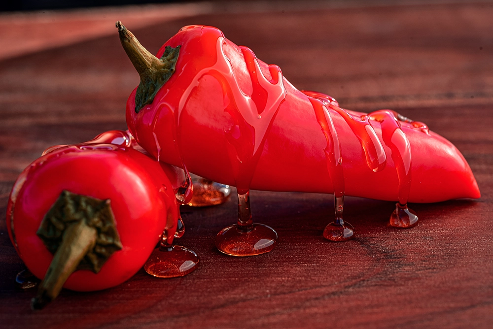 Deux piments rouges nappés de miel, symbole de nouvelles sensations pour pimenter son couple.