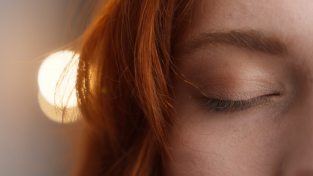 Demi visage de femme à l’oeil fermé pour illustrer la reconnexion au corps.