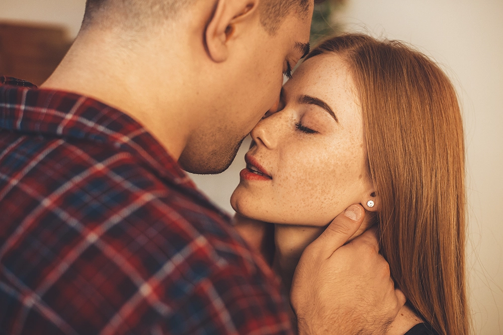 Couple tendre sur le point de s’embrasser pour illustrer comment retrouver le désir.